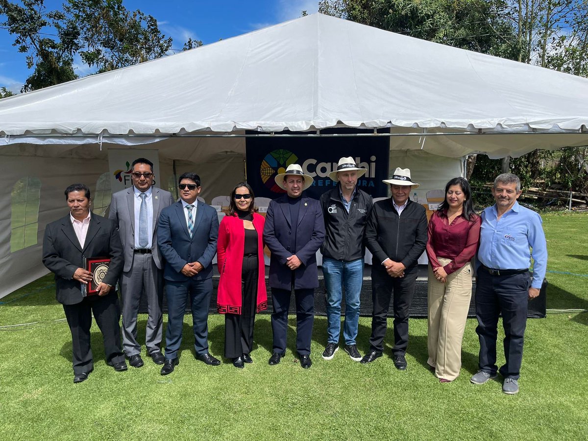 ItalyinEcuador's tweet photo. 🇮🇹🙌🇪🇨 | Durante su visita a #Carchi, el Embajador @giovadavoli también compartió con la comunidad de Montúfar en el cierre del proyecto "Mejoramiento de la competitividad de la cadena de valor láctea de la provincia del Carchi" organizado por el @FIEDSprograma y @CarchiPrefectur https://t.co/GaaVhVvPsl