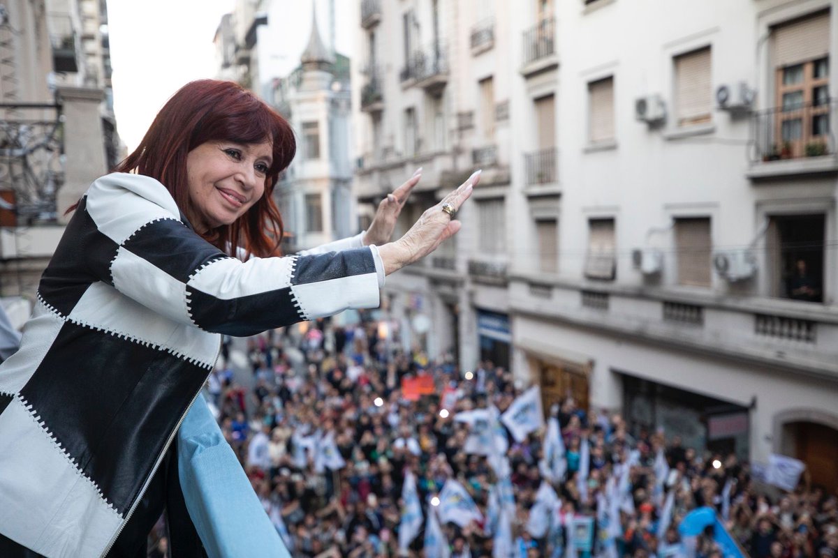 Vsiley's tweet photo. ES TIEMPO DE MUJERES PERONISTAS

Porque lo que demanda la hora es conducción, necesitamos a @CFKArgentina al frente del Partido Justicialista 🇦🇷 https://t.co/nVe4sgwGpZ