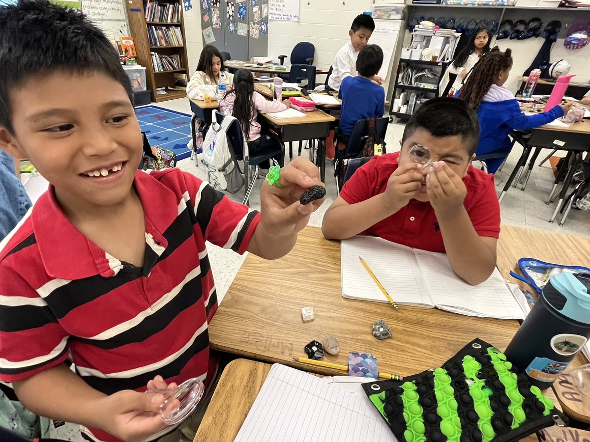Rmorrison_hasty's tweet photo. Third grade geologists used science tools to magnify their learning and classify rocks by their physical attributes. #Geology  #thirdgraderocks #letsrock #magnifylearning #learningisajourney #elevatetheexcellence @MadisonDionne2 https://t.co/CPEKXMj6Jl