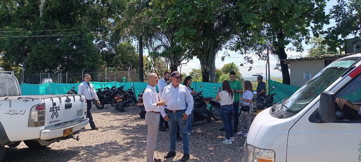 johnalbeirogir's tweet photo. Estoy de visita en el Complejo Tecnológico Minero Agroempresarial en Puerto Berrío, allí dialogué con la nueva directora de regionalización de la UdeA, Nora Eugenia Muñoz, para fortalecer alianzas. https://t.co/wTdLZogzng