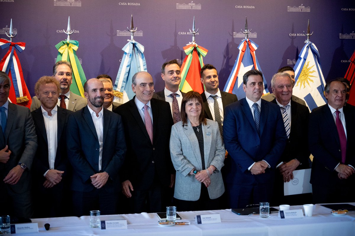 CochiRolandi's tweet photo. Tuvimos el 3er Encuentro de la Comisión Nacional de Fronteras con @PatoBullrich y @catalanlisandro en el que abordamos las mejoras necesarias en nuestros pasos fronterizos para atraer inversiones y volver a ser un país abierto al mundo. https://t.co/qQDqAAYZWU