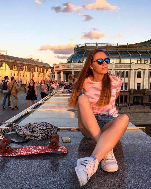 RerirHerlaSigi's tweet photo. CONTEXT! 

A tragic accident occurred in Tbilisi, Georgia, involving a Russian tourist named Arina Glazunova. While walking through the city at night with a friend, she was singing and recording a video. Distracted by the filming, Arina didn’t notice an underpass ahead and accidentally fell down the stairs, sustaining severe head and neck injuries. Despite being rushed to the hospital, she sadly passed away. The incident was particularly shocking because it was captured on video, highlighting the dangers of distractions while walking in unfamiliar areas.