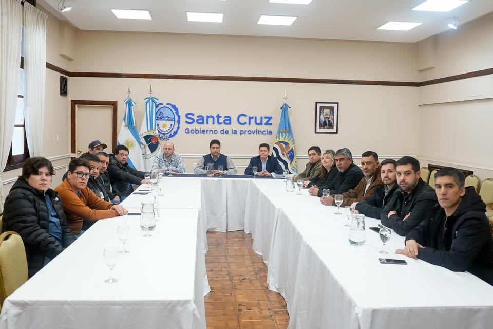 caleto's tweet photo. Hacia un gran pacto productivo carbo eléctrico que permita generar ingresos genuinos a Yacimientos Carboníferos Río Turbio (YCRT), con equipo santacruceño podemos lograrlo. Gracias Gobernador @ClaudioVidalSer, gremios e intendentes por el apoyo a esta administración https://t.co/b4aIlhHpyu
