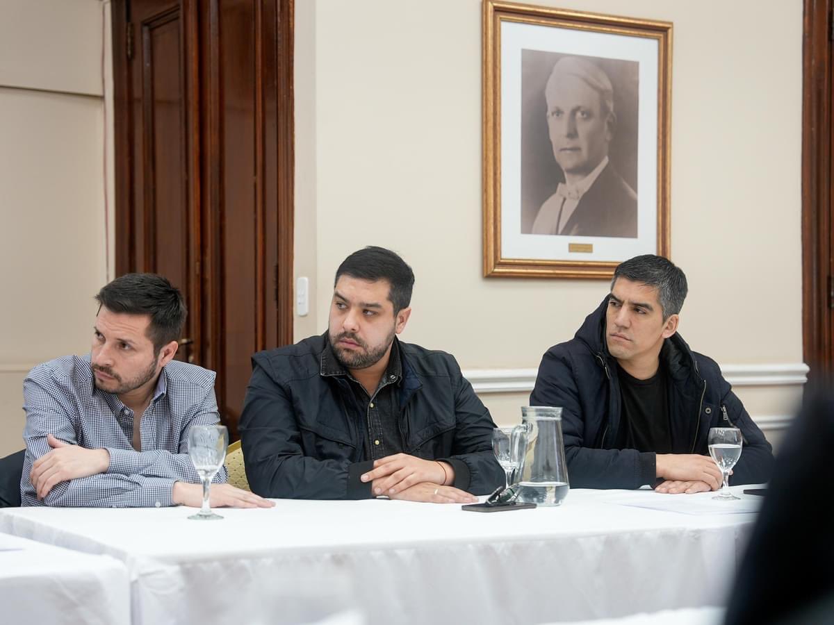 caleto's tweet photo. Hacia un gran pacto productivo carbo eléctrico que permita generar ingresos genuinos a Yacimientos Carboníferos Río Turbio (YCRT), con equipo santacruceño podemos lograrlo. Gracias Gobernador @ClaudioVidalSer, gremios e intendentes por el apoyo a esta administración https://t.co/b4aIlhHpyu