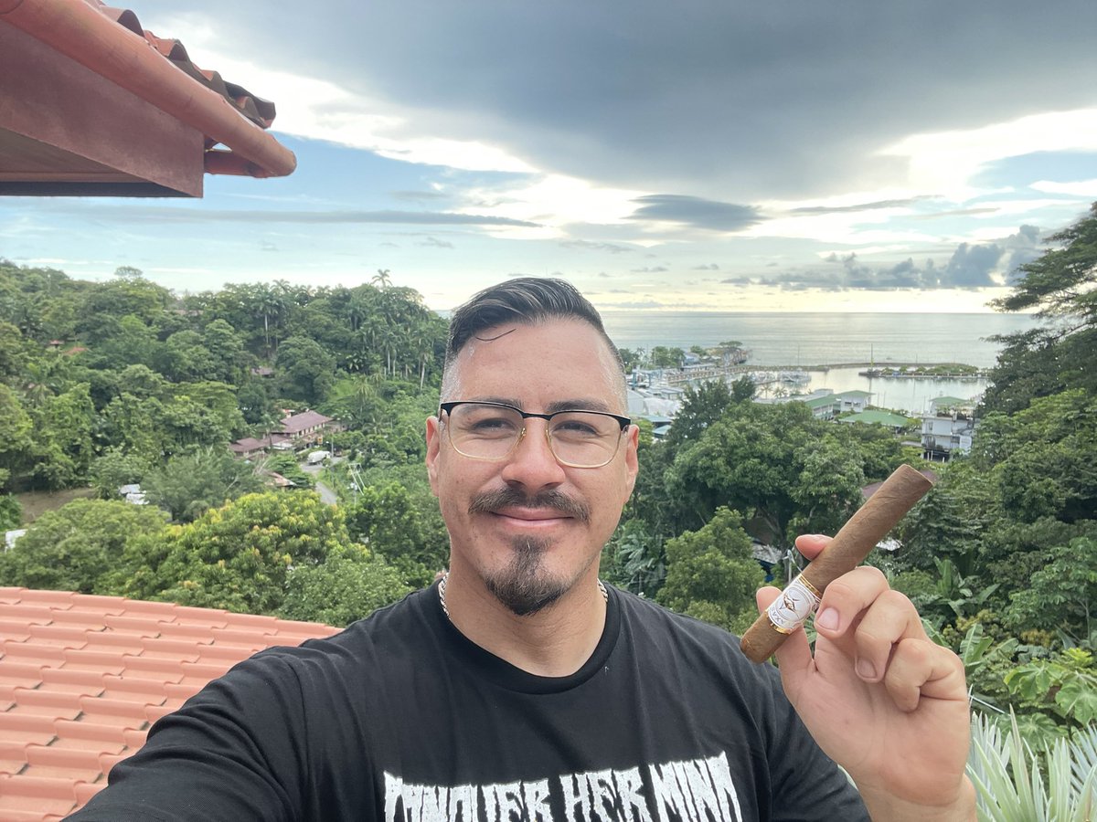 First day in Costa Rica 🇨🇷✈️…
This cigar is earned today 🥃..
Who can I fuck in the balcony👀👀 https://t.co/UeMr7yuSxg