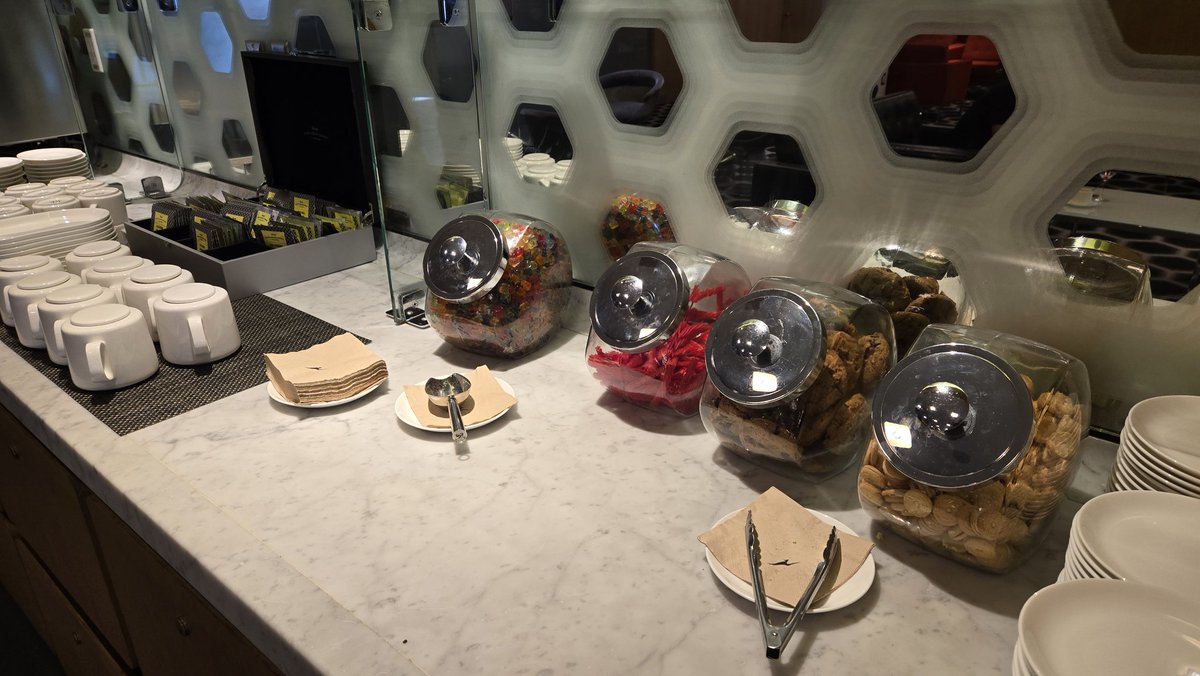 patstravelrevu's tweet image. #Qantas #FirstClassLounge  #LAXAirport #TBIT patstravelreviews.com #airportlounge #airlineclub #airlinelounge #Airport #travel #luxurytravel #aviation #avgeek #LAX #QantasAirways #Oneworld #FirstClass #MinuteSteak #patstravelreviews