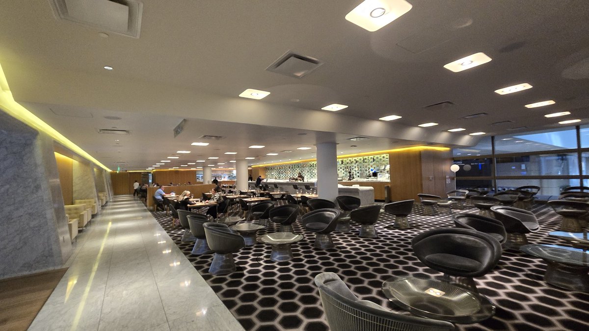 patstravelrevu's tweet image. #Qantas #FirstClassLounge  #LAXAirport #TBIT patstravelreviews.com #airportlounge #airlineclub #airlinelounge #Airport #travel #luxurytravel #aviation #avgeek #LAX #QantasAirways #Oneworld #FirstClass #MinuteSteak #patstravelreviews