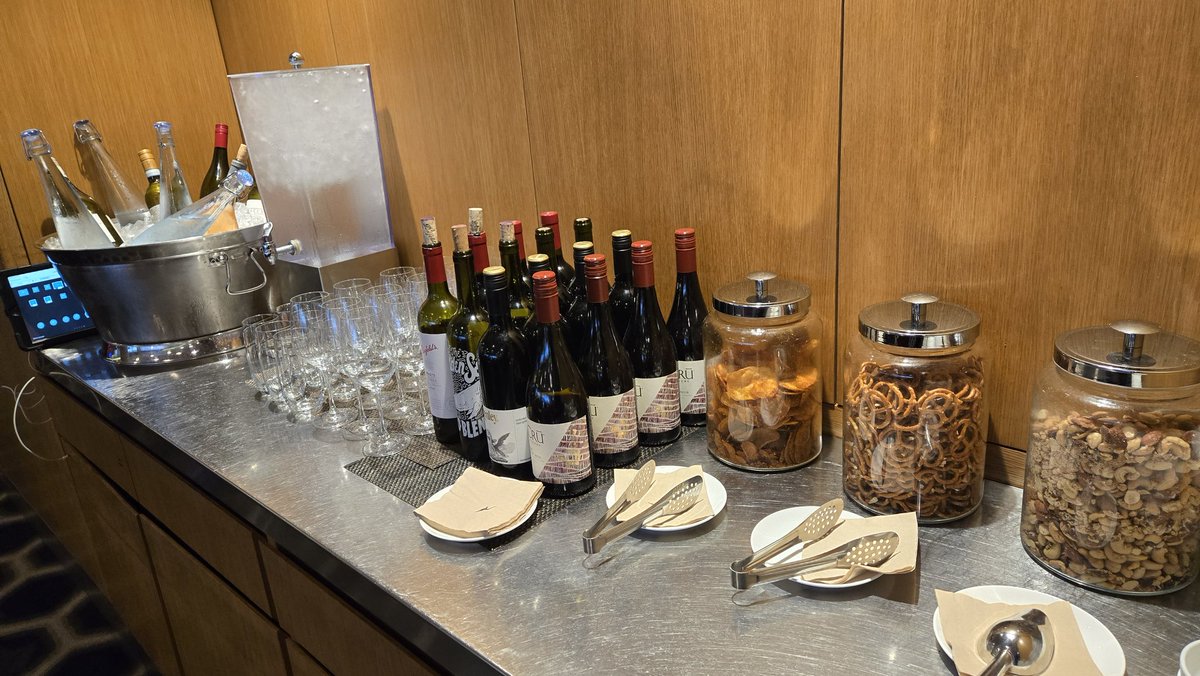 patstravelrevu's tweet image. #Qantas #FirstClassLounge  #LAXAirport #TBIT patstravelreviews.com #airportlounge #airlineclub #airlinelounge #Airport #travel #luxurytravel #aviation #avgeek #LAX #QantasAirways #Oneworld #FirstClass #MinuteSteak #patstravelreviews