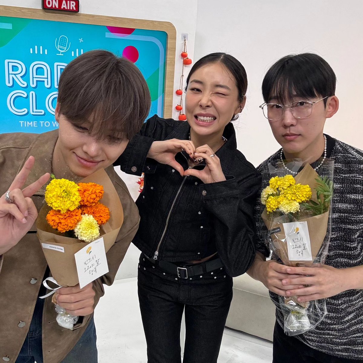 LC_Sinformation's tweet photo. 241001 @radio_clock1516 Instagram(2)

https://t.co/GgtLDQk6x6

@LC__Ashley #LADIESCODE #레이디스코드 #ASHLEY #애슐리 #CHOIBITNA #최빛나 #AshleyChoi #RADIOCLOCK #라디오클락 #DABIT #다빗 #Jaynlee #제인리

[💿Beyond the Hits🎤]

The last artist we've recognized is
🥹'Ash's memory-filled group' 💜<LADIES' CODE>!🫶🏻

It's sung by Davit and JaeYoon,
Ash sang with them is
<LADIES' CODE - Pretty Pretty>😍

The song that the two of them chose!😘
<Chaconne>, chosen by the two of them together through their hearts
🌼 <Lorelei, I'm Fine Thank You> by Davit
🌼 <I won't cry, FEEDBACK (Your answer is)> by JaeYoon

Davit and JaeYoon together live so far
Thank you so much for everything😊💕