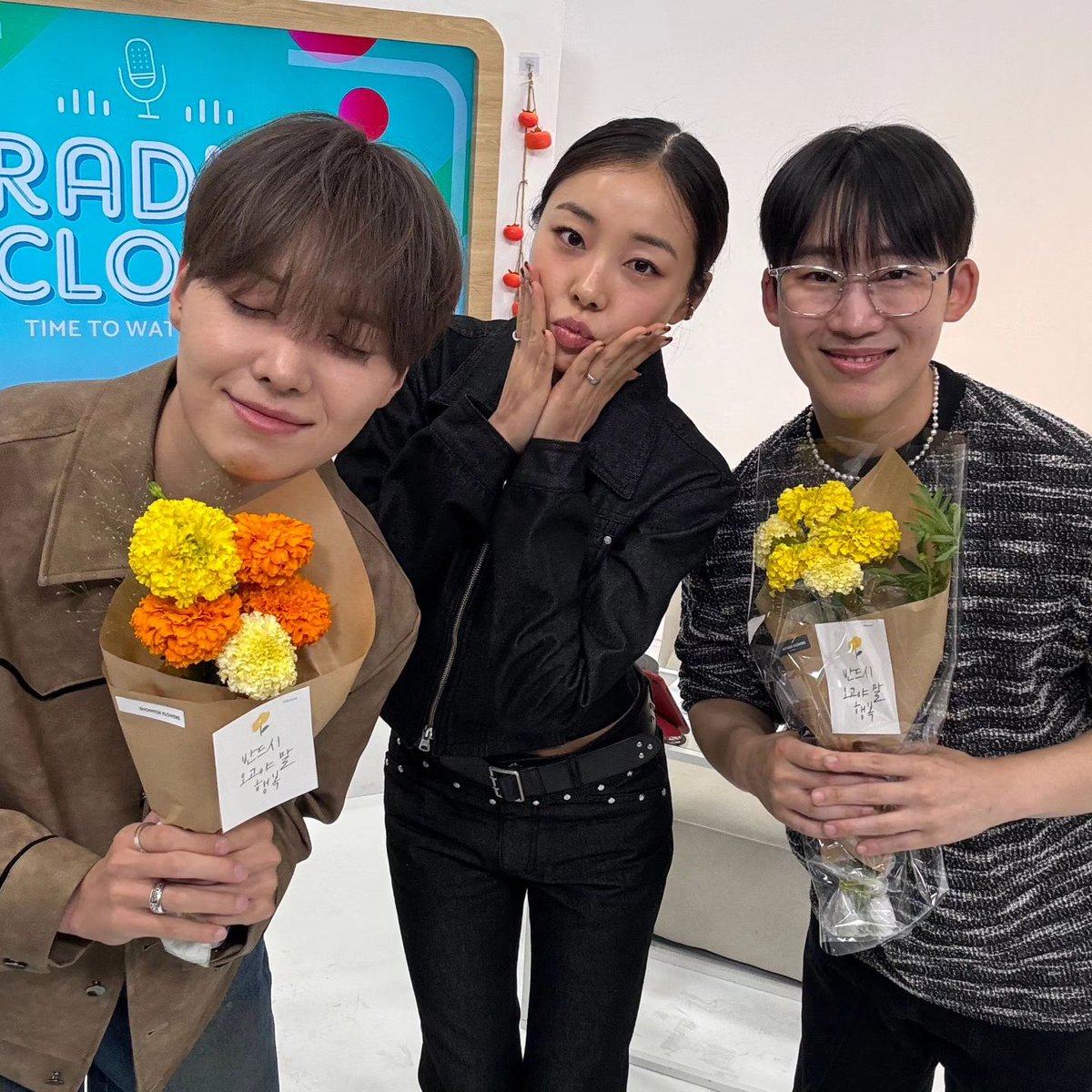 LC_Sinformation's tweet photo. 241001 @radio_clock1516 Instagram(2)

https://t.co/GgtLDQk6x6

@LC__Ashley #LADIESCODE #레이디스코드 #ASHLEY #애슐리 #CHOIBITNA #최빛나 #AshleyChoi #RADIOCLOCK #라디오클락 #DABIT #다빗 #Jaynlee #제인리

[💿Beyond the Hits🎤]

The last artist we've recognized is
🥹'Ash's memory-filled group' 💜<LADIES' CODE>!🫶🏻

It's sung by Davit and JaeYoon,
Ash sang with them is
<LADIES' CODE - Pretty Pretty>😍

The song that the two of them chose!😘
<Chaconne>, chosen by the two of them together through their hearts
🌼 <Lorelei, I'm Fine Thank You> by Davit
🌼 <I won't cry, FEEDBACK (Your answer is)> by JaeYoon

Davit and JaeYoon together live so far
Thank you so much for everything😊💕
