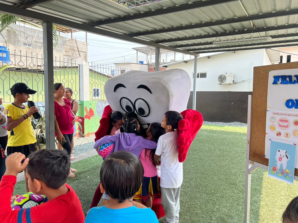 Salud_Guayas's tweet photo. Por conmemoración del Día del Odontólogo, recordamos la importancia de cuidar nuestra #SaludBucal, personal del Centro de @Salud_Ec #Tarifa realiza juegos lúdicos para fortalecer conocimientos sobre buenos hábitos de higiene oral.

#ElNuevoEcuadorResuelve https://t.co/clNiA0SsV1