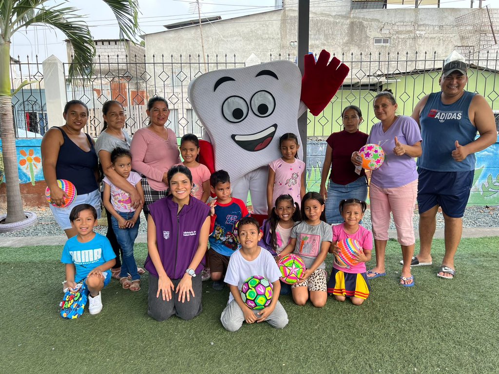 Salud_Guayas's tweet photo. Por conmemoración del Día del Odontólogo, recordamos la importancia de cuidar nuestra #SaludBucal, personal del Centro de @Salud_Ec #Tarifa realiza juegos lúdicos para fortalecer conocimientos sobre buenos hábitos de higiene oral.

#ElNuevoEcuadorResuelve https://t.co/clNiA0SsV1