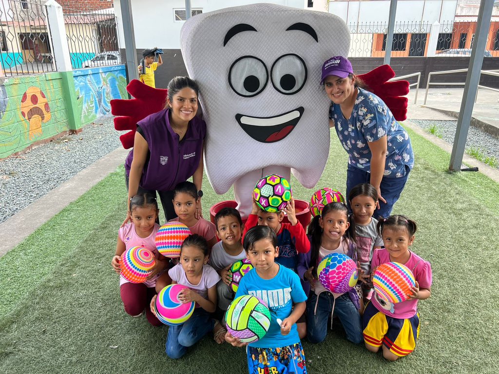 Salud_Guayas's tweet photo. Por conmemoración del Día del Odontólogo, recordamos la importancia de cuidar nuestra #SaludBucal, personal del Centro de @Salud_Ec #Tarifa realiza juegos lúdicos para fortalecer conocimientos sobre buenos hábitos de higiene oral.

#ElNuevoEcuadorResuelve https://t.co/clNiA0SsV1