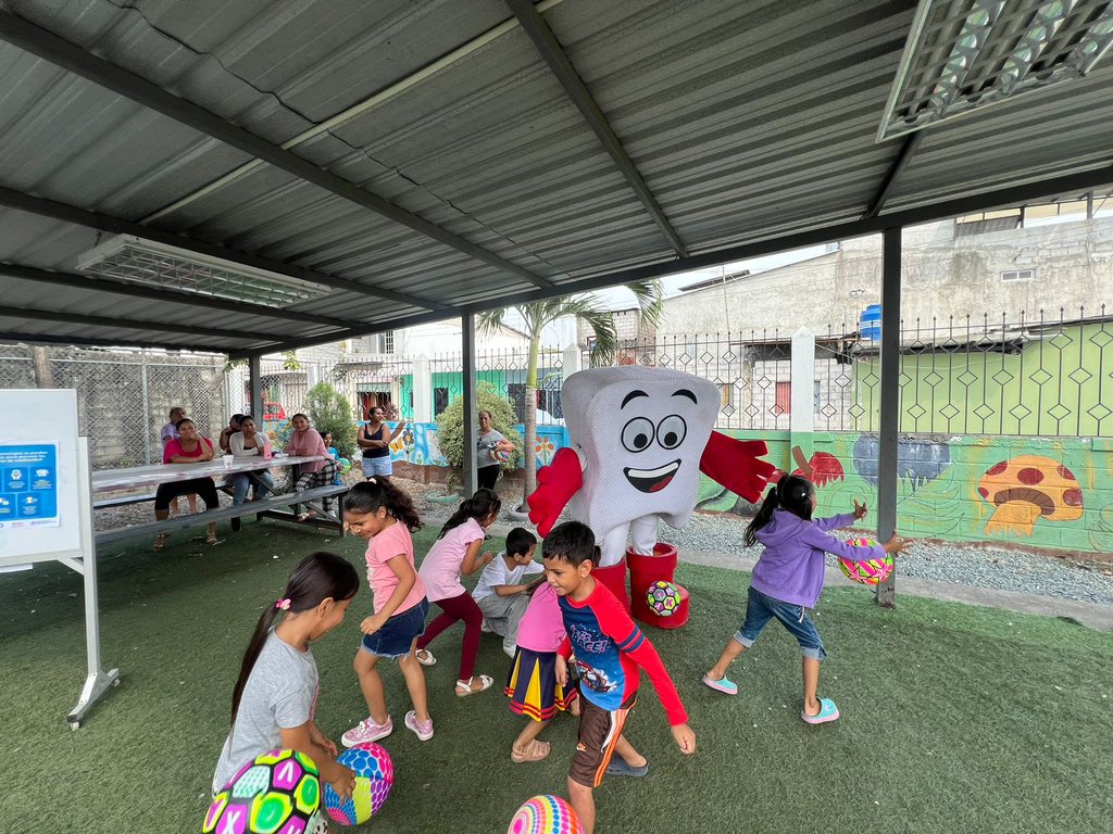 Salud_Guayas's tweet photo. Por conmemoración del Día del Odontólogo, recordamos la importancia de cuidar nuestra #SaludBucal, personal del Centro de @Salud_Ec #Tarifa realiza juegos lúdicos para fortalecer conocimientos sobre buenos hábitos de higiene oral.

#ElNuevoEcuadorResuelve https://t.co/clNiA0SsV1