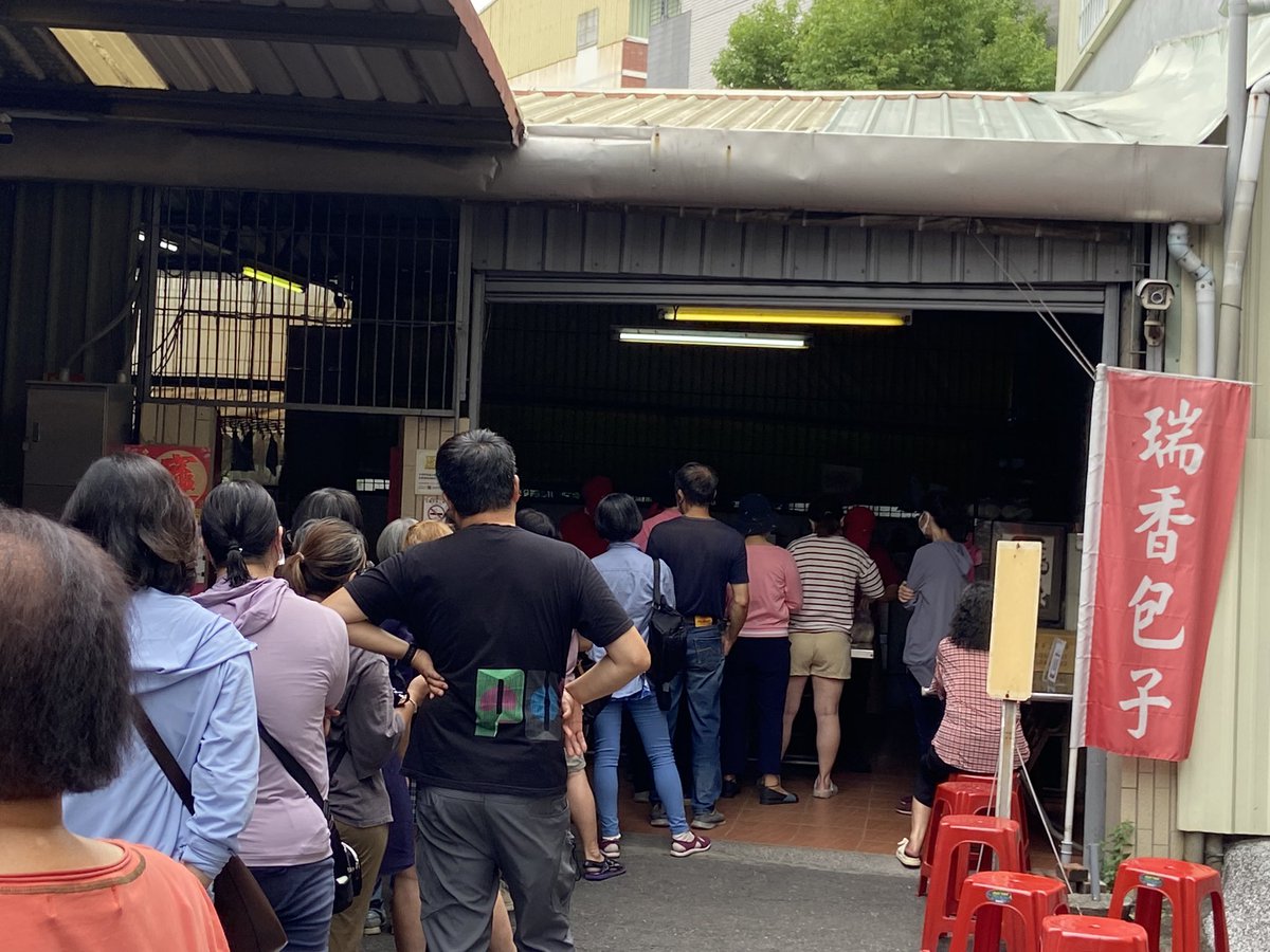 world63wanderer's tweet photo. #瑞香手工包子 台南で有名店。テイクアウトのみ。朝からこの列。日本人だとわかると色々話しかけられた。全て口頭で注文、支払いをするので列に並んでいる間にメニューの発音の伝授を受けた。みんな明るくて優しい。包子はもちろん美味しい😆 #台湾 #台南 https://t.co/wNolPspmcM