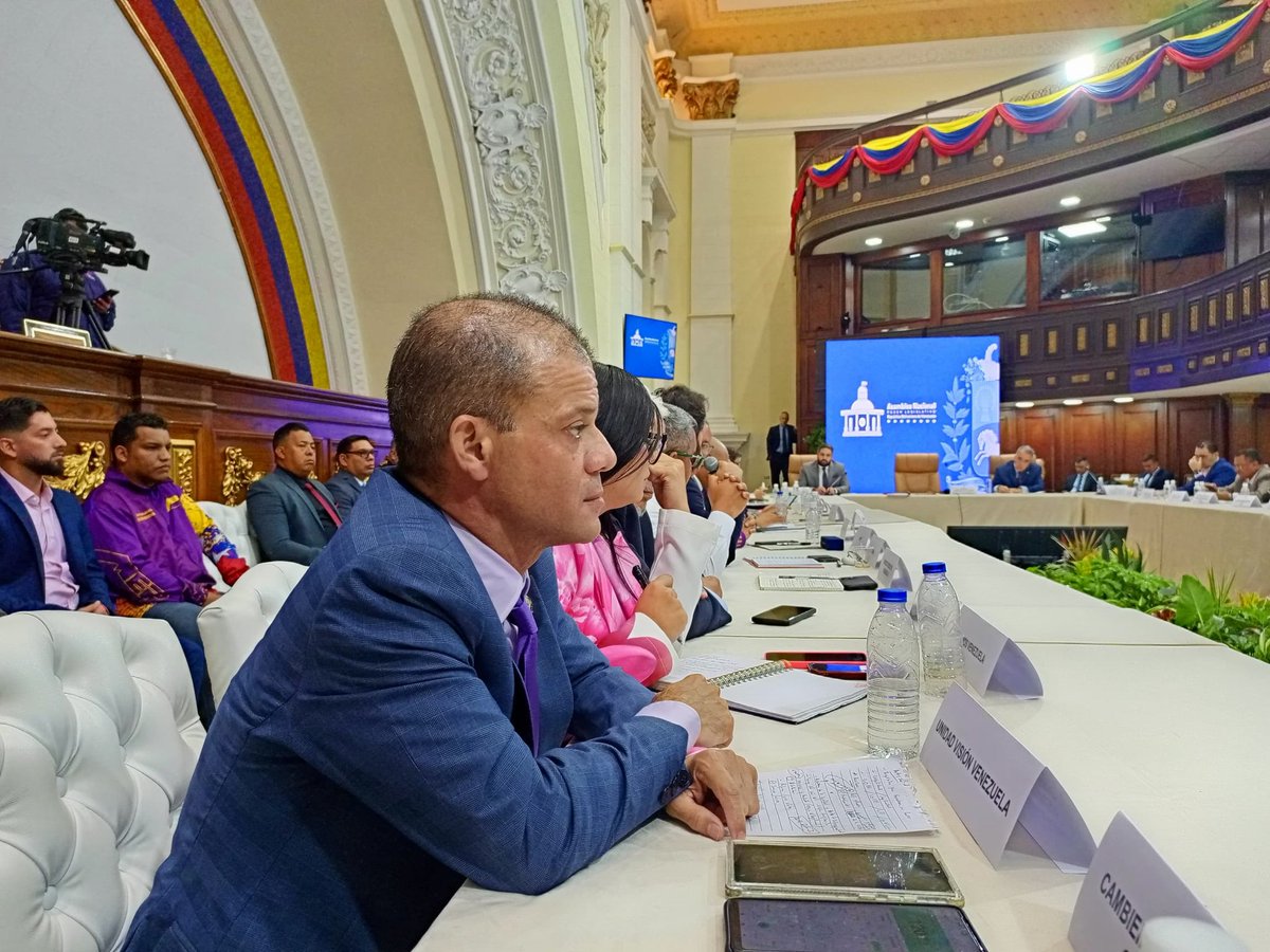 OmarAvilaVzla's tweet photo. Hoy, asistí junto a nuestro secretario Político Luis De Los Santos a Asamblea Nacional, atendiendo la invitación que nos hiciera el presidente del Parlamento Jorge Rodríguez a nuestra organización política Unidad Visión Venezuela, a participar en la Comisión Especial para la Revisión de todas las normas y leyes sobre los procesos electorales y los partidos políticos.

#03octubre
#FelizJueves 
#Diálogo