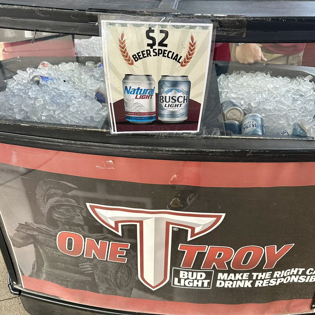 cfbcampustour's tweet photo. $2 BEERS HERE AT TROY 🍻 https://t.co/h8NLULE6tM