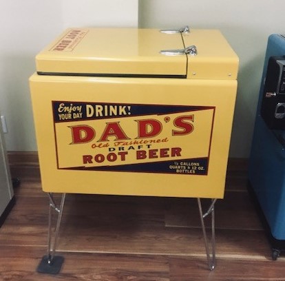 CokeMachines's tweet image. This is the only La Crosse 15 I have ever seen. As you can imagine, it held only 15 bottles of Dad's Root Beer. This was a perfect restoration. It went to a trucking executive in the Miami area.
#Dads #DadsRootBeer #SodaMachines #NostalgiaTymes #CokeMachines #CocaCola