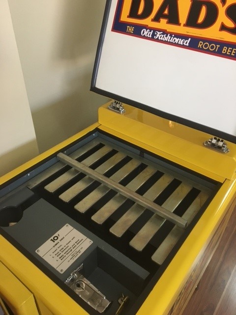 CokeMachines's tweet image. This is the only La Crosse 15 I have ever seen. As you can imagine, it held only 15 bottles of Dad's Root Beer. This was a perfect restoration. It went to a trucking executive in the Miami area.
#Dads #DadsRootBeer #SodaMachines #NostalgiaTymes #CokeMachines #CocaCola