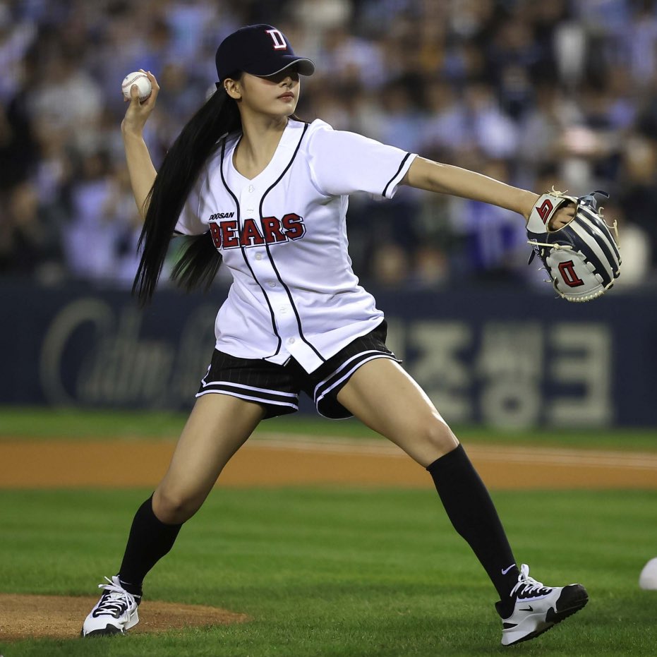hourlyminjii's tweet photo. 241002 #민지 #Minji #ミンジ
⚾
MINJI FOR DOOSAN BEARS
#MinjiFirstPitch https://t.co/ifGGOD2EZF