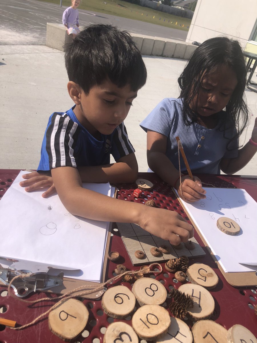 MrsHicksRECE's tweet image. Such a beautiful day for some outdoor learning! Playing with numbers! 🎲♥️
- Counting and recognizing numbers. 
- One to one correspondence 
- Experimenting with numbers 
@BernadetteOCSB