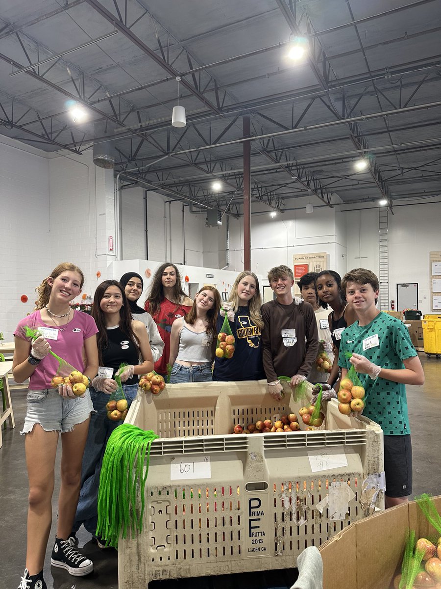 MrsHullSMS's tweet image. CJSF students giving back and making a difference at the food bank today! 💪🥫 Proud of their hard work and dedication to the community. #CJSF #CommunityService #GivingBack
