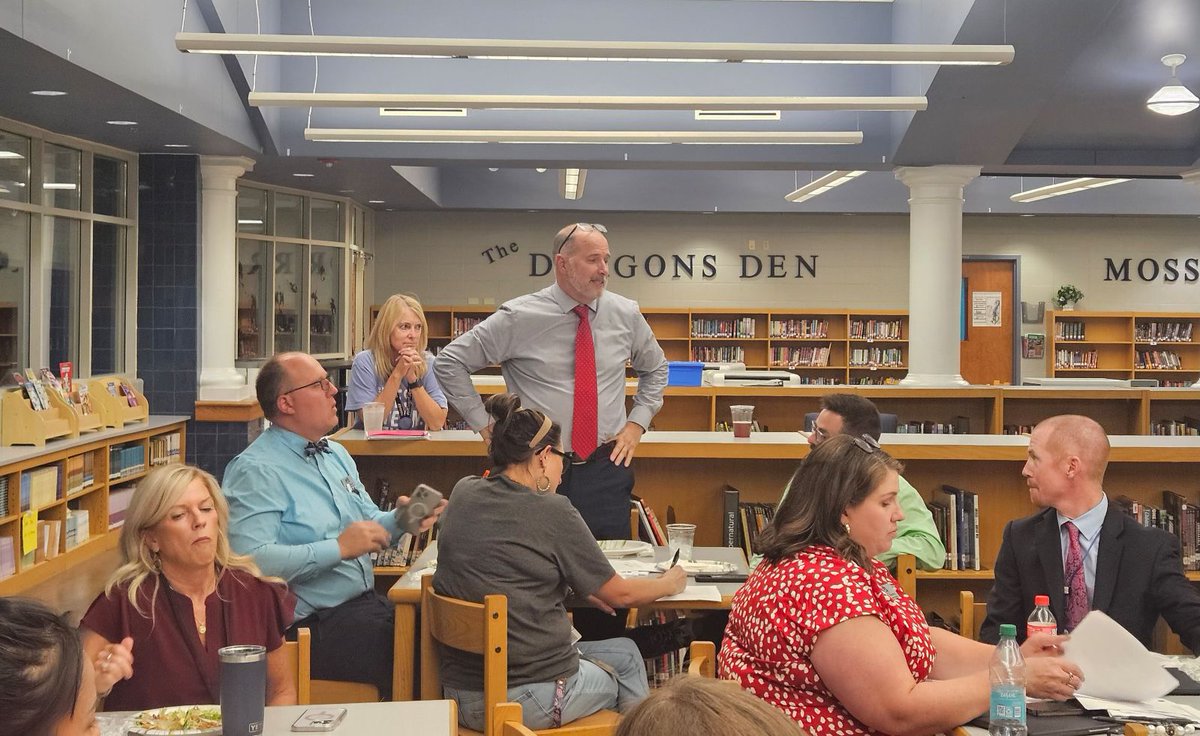 WarrenCoSchools's tweet photo. Building community: WCPS shares updates on community schools initiatives STORY ➡ https://t.co/nJfmcwWeDu via @bgdailynews https://t.co/rCH54aNoyP