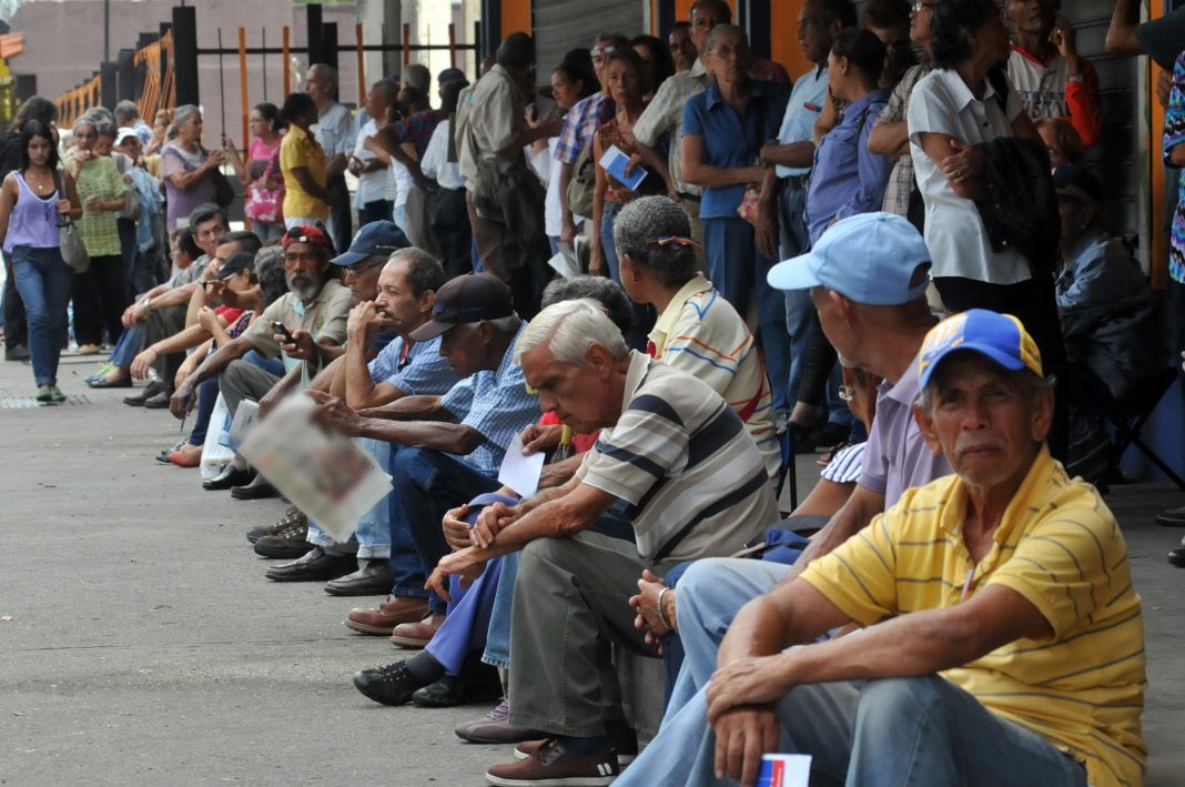 MedicosUnidosVe's tweet photo. Las luchas por los derechos han costado sudor y sangre. La seguridad social supone garantía de calidad de vida al llegar a la vejez. No es justo que hoy reciban bonos y pagos miserables o verlos en largas colas por unas lentejas #TodosSomosAdultoMayor https://t.co/wkbLbJe8HK