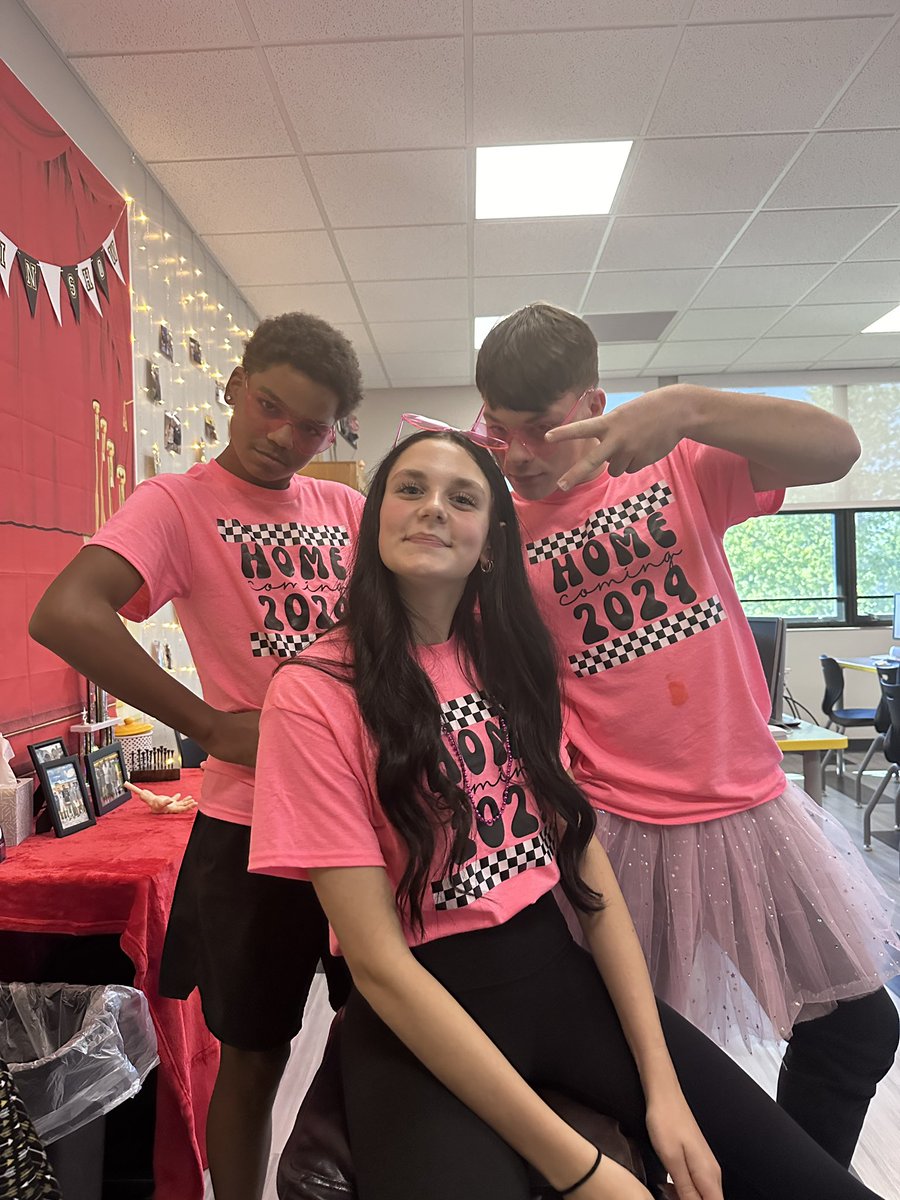 MrsHornaday's tweet photo. Scenes from the second floor at TCHS during homecoming week. https://t.co/ZUxIn2i5bY