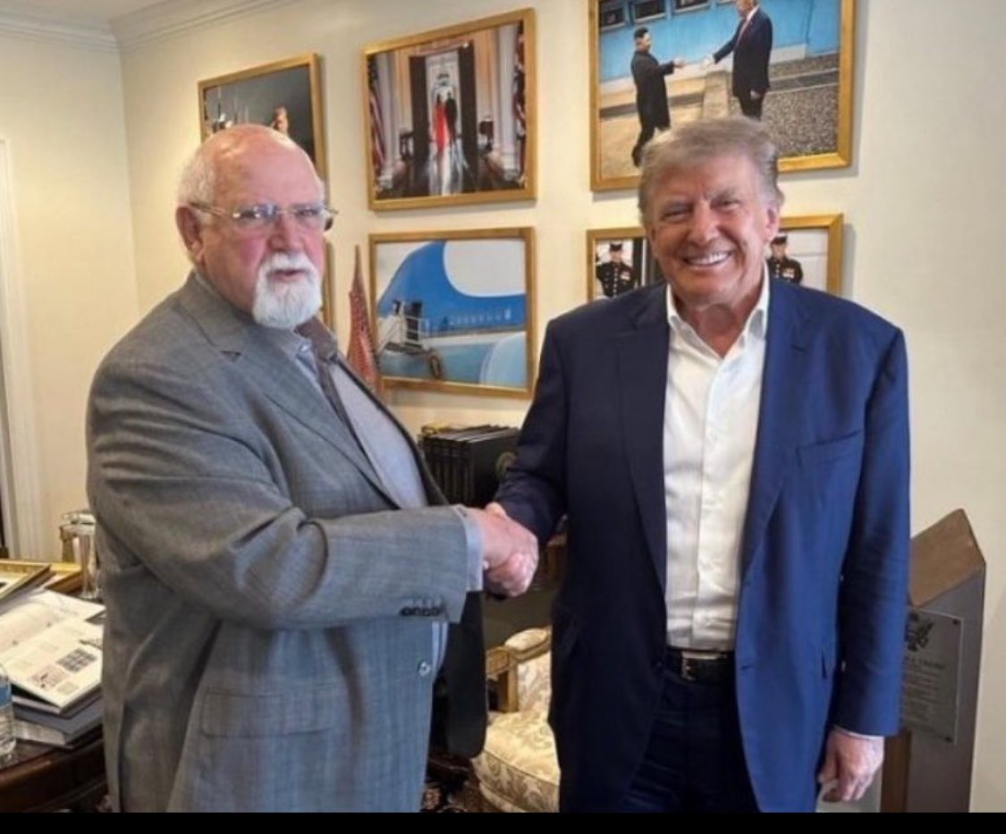Amylovesalldogs's tweet photo. Trump negotiated to get our ports back open! Thank you President Trump #TrumpLongshoremensStrike https://t.co/4brZhXMqC5