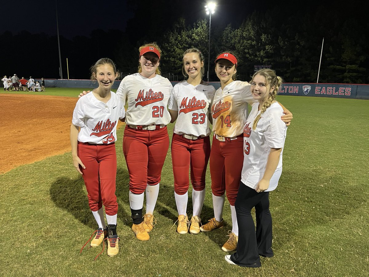 Senior Night W for the 🦅! 

They finish region play 10-2 and clinch a first round home series in the state playoffs!