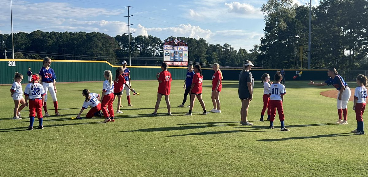 JTOWNdragonsSB's tweet photo. DRAGONS WIN!!! Varsity DEFENDED THE DEN tonight in front of a PACKED crowd on FUTURE DRAGON NIGHT! We took down #3 ranked Cherokee Bluff 2-0! @Self2025 @Victoria_phagan pitched outstanding tonight! Huge thank you to all our 🥎🐉s that came out tonight! Lets go!!!
#ForTheJ
#FAMILY https://t.co/ue02cAsAed