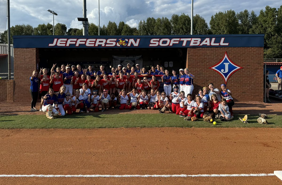 JTOWNdragonsSB's tweet photo. DRAGONS WIN!!! Varsity DEFENDED THE DEN tonight in front of a PACKED crowd on FUTURE DRAGON NIGHT! We took down #3 ranked Cherokee Bluff 2-0! @Self2025 @Victoria_phagan pitched outstanding tonight! Huge thank you to all our 🥎🐉s that came out tonight! Lets go!!!
#ForTheJ
#FAMILY https://t.co/ue02cAsAed