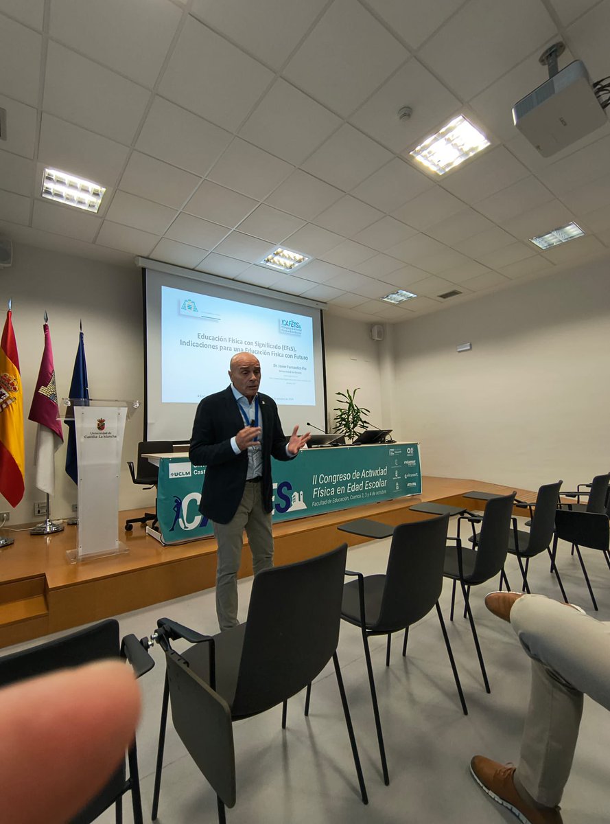 Hemos acabado el programa del congreso de hoy de la mejor manera posible, con <a href="/javier_rio1/">Javier Fernández-Río</a>, que nos ha hablado de la “Educación Física con Significado (EFcS). Indicaciones para una Educación Física con Futuro”. 
Muchas gracias por enseñarnos tanto.