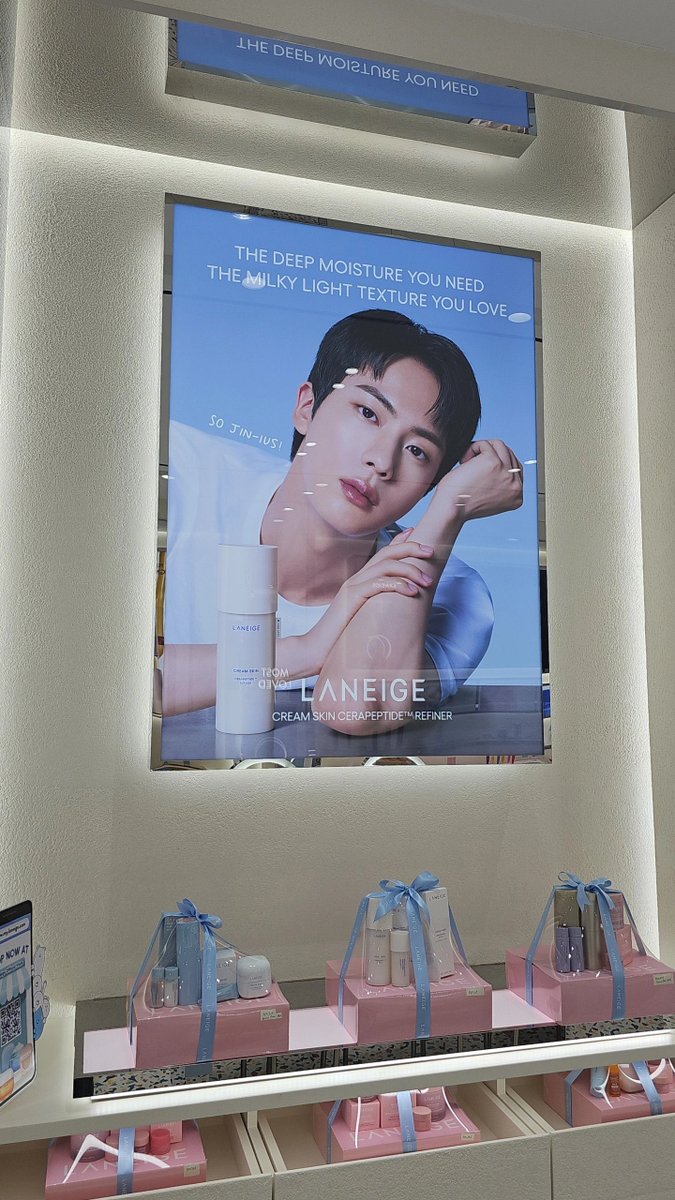 jinnieslamp's tweet photo. Jin’s Laneige advertisement spotted at Mid Valley Megamall in Kuala Lumpur, Malaysia! 🇲🇾 

THE JINIUS OF CREAM SKIN
JIN LANEIGE GLOBAL AMBASSADOR 
#JinxLaneige #TheJINiusLaneige
#Laneige @Laneige_kr https://t.co/BfUiwhAmCv