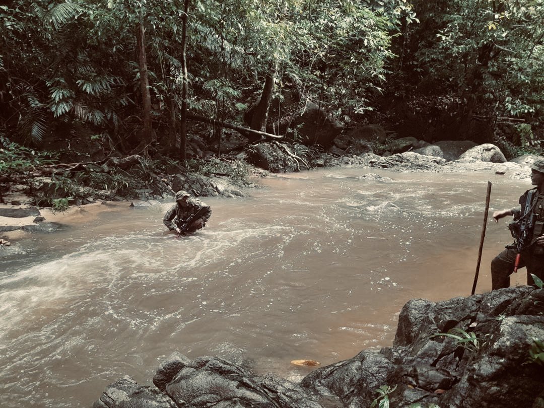 ADFinMalaysia's tweet photo. Welcome to the Jungle! @AustralianArmy soldiers are being put to the test in the jungles of Malaysia this week! We have much to learn from Angkatan Tentera Darat and the unforgiving terrain in Sik! #RCB #MAJDP @AusArmy230TRGGP @COMD7BDE @MarkasATM @AusHCMalaysia https://t.co/FnLVi0YghT