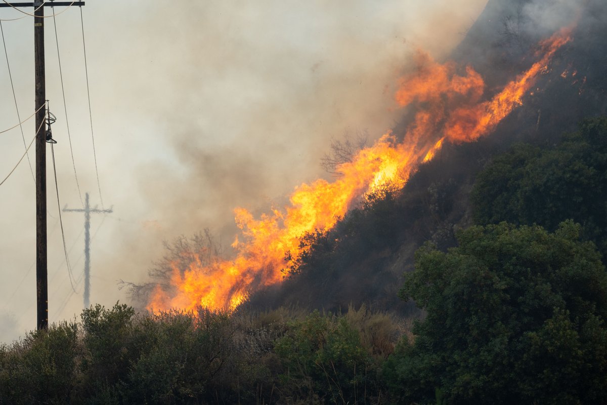 vidcrane's tweet photo. #Venturacountyfire and #Calfire are battling a #brushfire near #LakePiru, CA, that has scorched over 20 acres near Lake #Piru. Firefighters are attacking the fire with hand crews, helicopters, and tankers with retardant. #fire #vcfire https://t.co/hA0AT03ctN