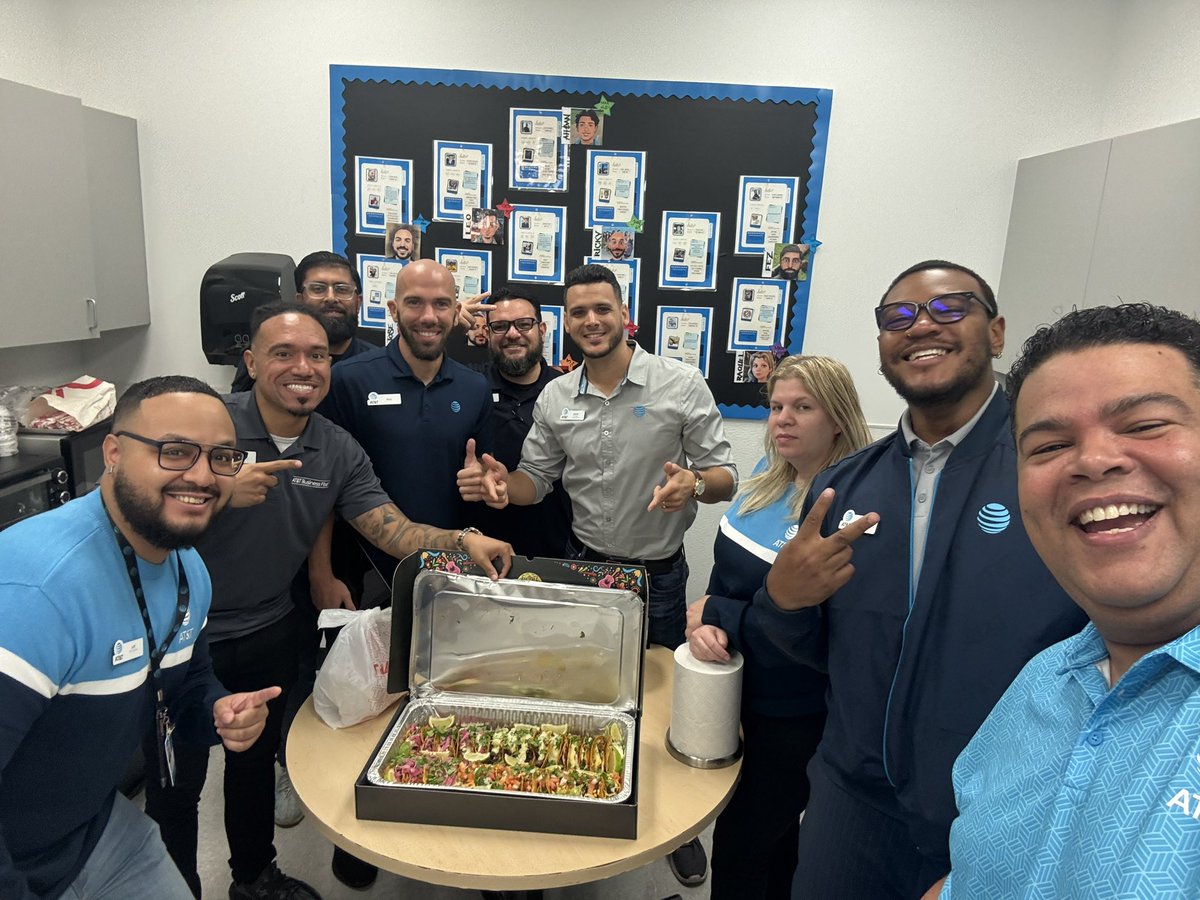 josemTU's tweet image. Celebrating Serve Customers First Week with the Pines Plaza team!  #SCFW2024 #LifeatATT #ItsaFloridaThing @One_FLA