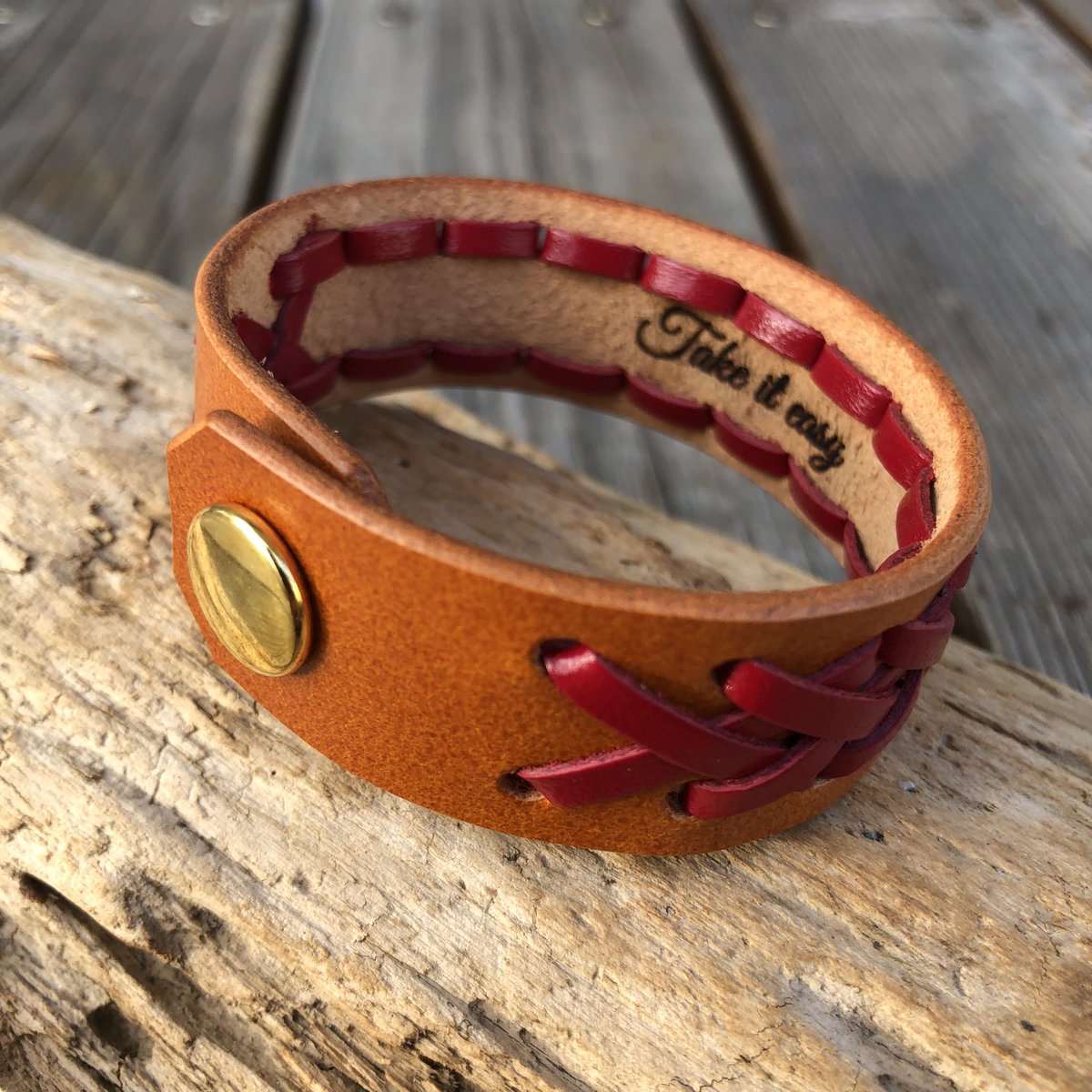 ブレスレットのオーダーです✨
オーダーありがとうございます😌
このカラーリング、めっちゃ可愛い✨
赤の革紐にゴールドの金具が映えます🤭
内側の刻印もオシャレ♪
お友達へのプレゼントにもオススメです✨
#レザークラフト #leather #ハンドメイド #ブレスレット #プレゼント #アクセサリー