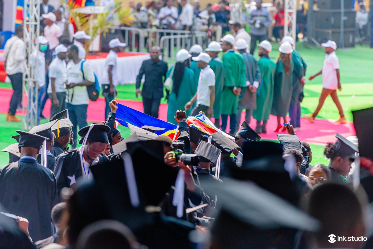 gad_kalunga7's tweet photo. 📸 Photographe @inkstudio82 en action ! Collation des grades Ancien système (gratuit, licence...) @uniluofficiel le 14/09. Émotions intenses capturées, souvenirs créés. Félicitations aux diplômés ! Voici un aperçu de cette journée mémorable. #InkStudio #GadKalunga #UNILU2024 https://t.co/0UWg0jtNne