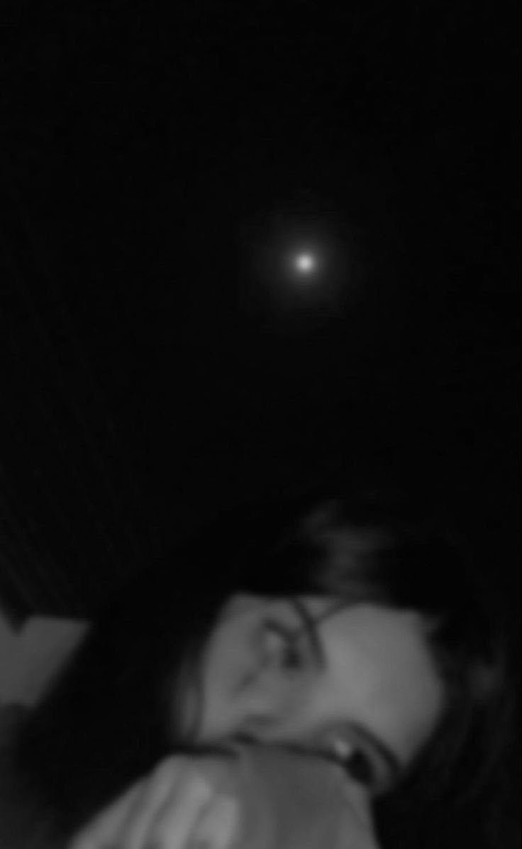 -

أعاتبُ طيفَهُ إن لم يزرني
لعلّ الطيفَ أوعى للعتابِ
ألا يا طيفَهُ أبلغْهُ عنّي ..
بأن الشوقَ أفقدني صوابي 

  💔.