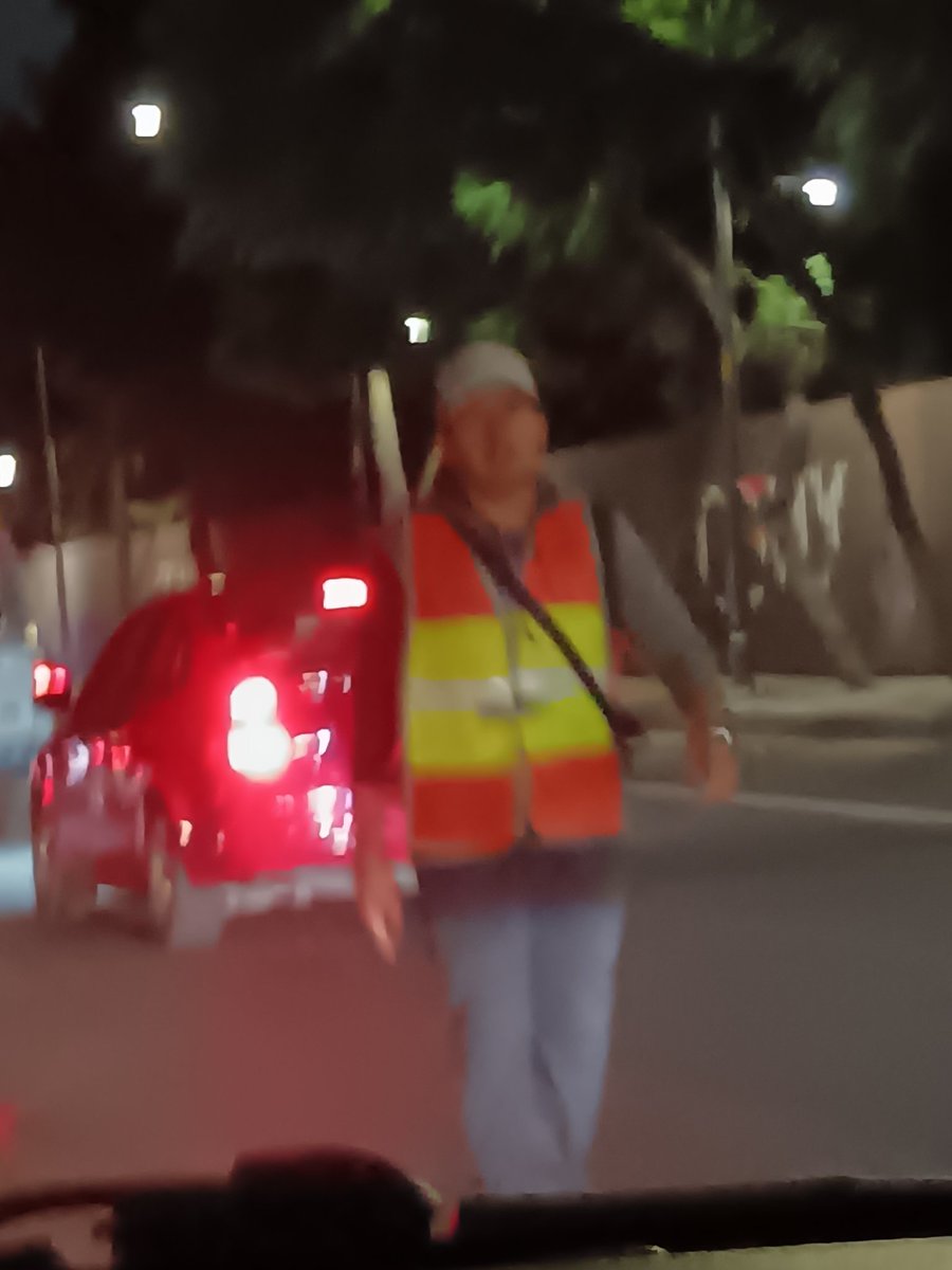 AnaPao_1981's tweet photo. Cuidado con estos ratrxs te "cobran" estacionamiento afuera y te dicen que te dan acceso y se echan a correr!! Hagan algo!! https://t.co/BAsgwjeMmU