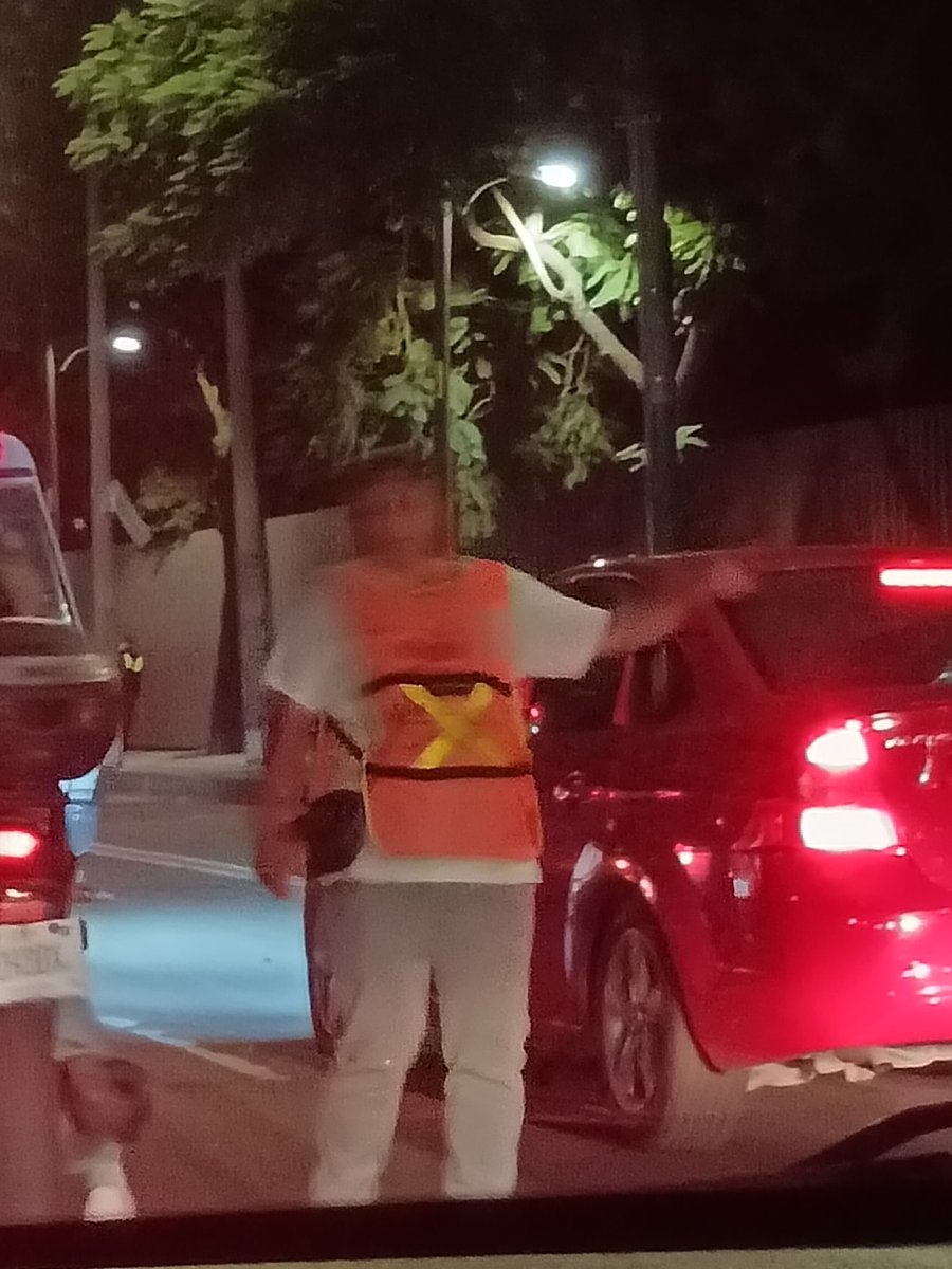 AnaPao_1981's tweet photo. Cuidado con estos ratrxs te "cobran" estacionamiento afuera y te dicen que te dan acceso y se echan a correr!! Hagan algo!! https://t.co/BAsgwjeMmU