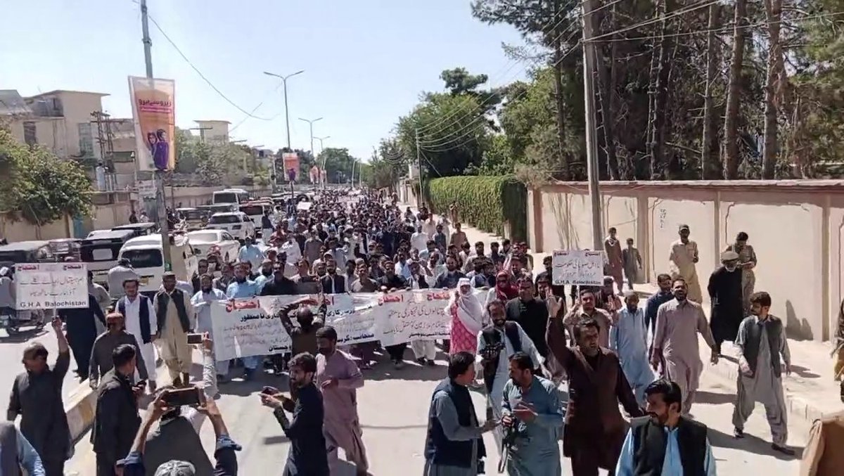 RCPBalochistan's tweet photo. #Quetta
Health workers under the banner of Grand Health Alliance protested against the privatization of hospitals across Balochistan. RCP members participated in the protest.
#SayNoToPrivatization
#DownWithCapitalism
#DownWithIMF
#WorkersOfTheWorldUnite https://t.co/RC5M7CJRa1