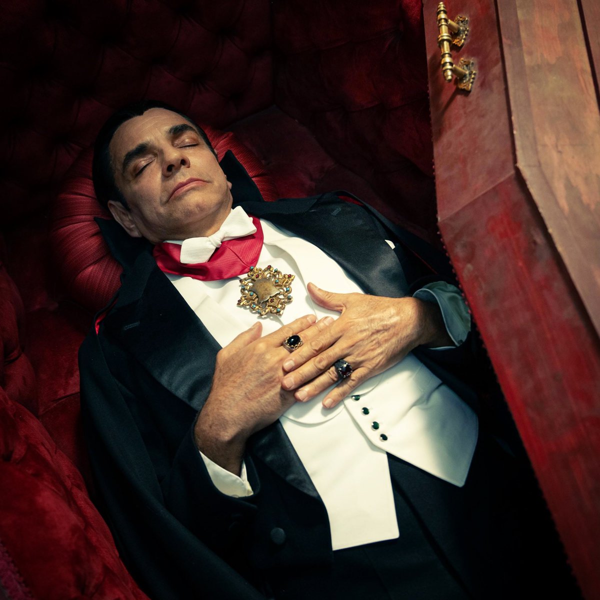 Buenas noches… ¿Estás listo para recibirme en tu casa? 🧛🏻‍♂️