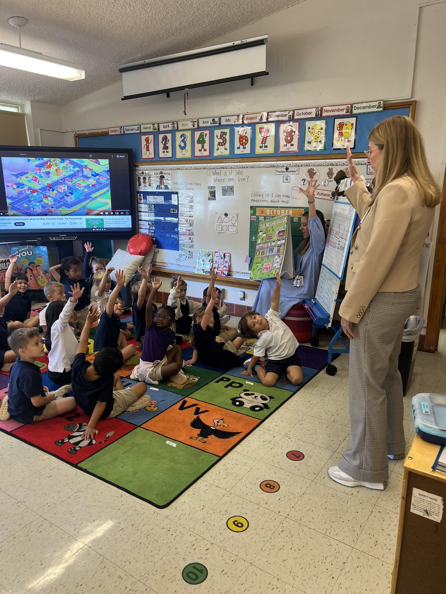 DisdWithers's tweet photo. We had an amazing day with our Principal for the Day, Lisa Bracken!  She is the Director of Education for KERA.  We even received a special visit from Superintendent Dr. Elizalde and Deputy Superintendent Dr. Pamela Lear.  

dallasisd #pfad24 @wtwhitevt https://t.co/VBwOyyx0xw