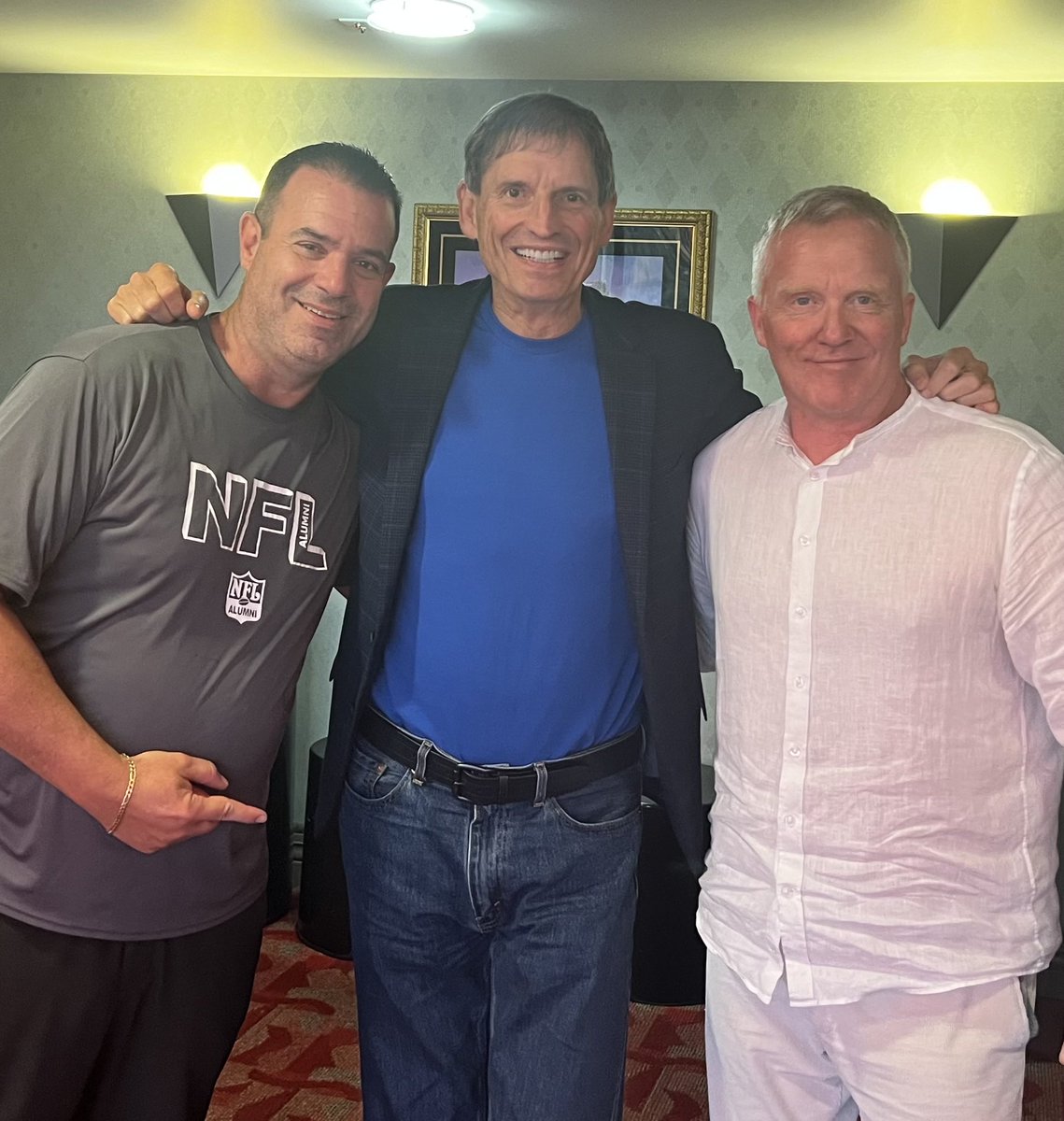 BernieKosarQB's tweet photo. What Old School Memories watching movie “ Breakfast Club” tonite In Toledo at Maumee Theater with Anthony Michael Hall & NFL Alumni Brother plus 9-11 Survivor Mike Dempsey 🏈 #UMatter #AnthonyMichaelHall #BreakfastClub #WierdScience #MikeDempsey #HealthyAging #HealthyChoices #Browns #DawgPound https://t.co/t4pKba9WpL