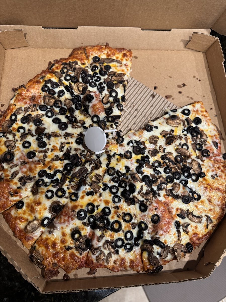 BayArea_Bred's tweet photo. DinDin #RoundTablePizza https://t.co/MwcKPmQtBR