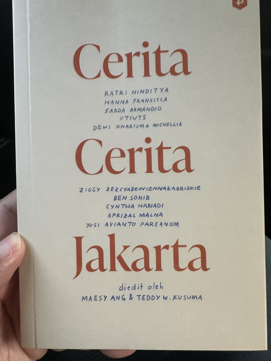 Salah satu hidden gem di Jakarta. Toko Buku Post Santa, yang terletak di lt 2 Pasar Santa Kebayoran Baru. Di tempat mungil ini kita seperti terlempar di kesunyian, sama sekali tak merasakan suasana pasar yang penuh dan riuh. Buku2 yang dijual pun terpilih, kebanyakan karya