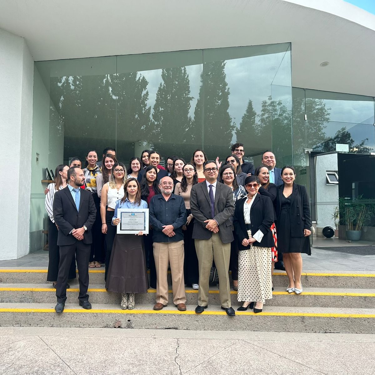 El Dr. Benito Guillén entregó a la Dra. Paola Barba, Decana de la Escuela de Pedagogía de la <a href="/UPbonaterra/">Universidad Panamericana Aguascalientes</a>  el reconocimiento de reacreditación de su Licenciatura en #Pedagogía. Felicitamos a toda la universitaria por su compromiso por la calidad educativa.
#Acreditación
#UP